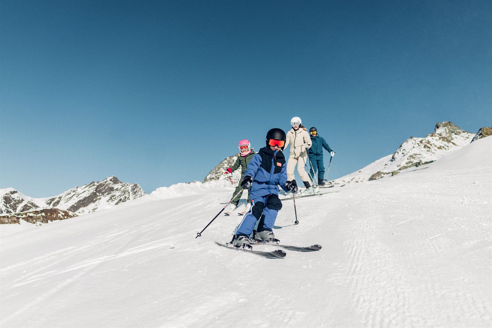 Familie beim Skifahren