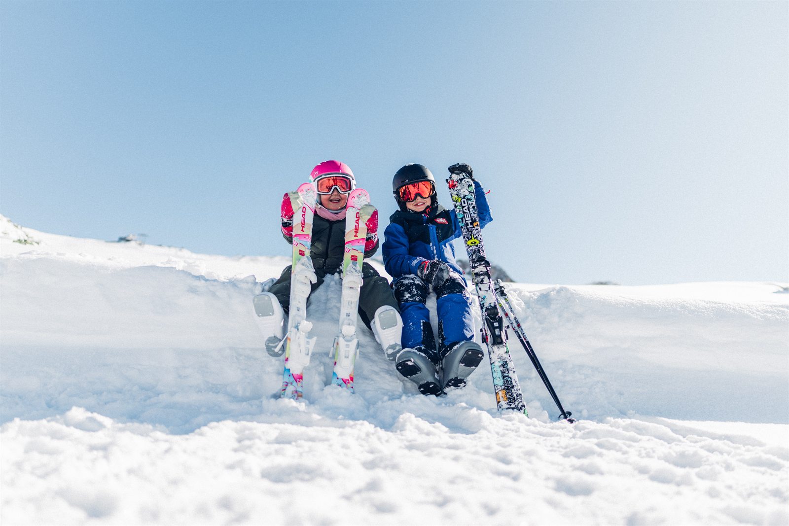 Kinder mit Skiausrüstung im Schnee