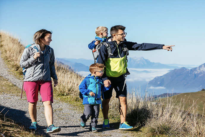 Familie beim Wandern in den Bergen