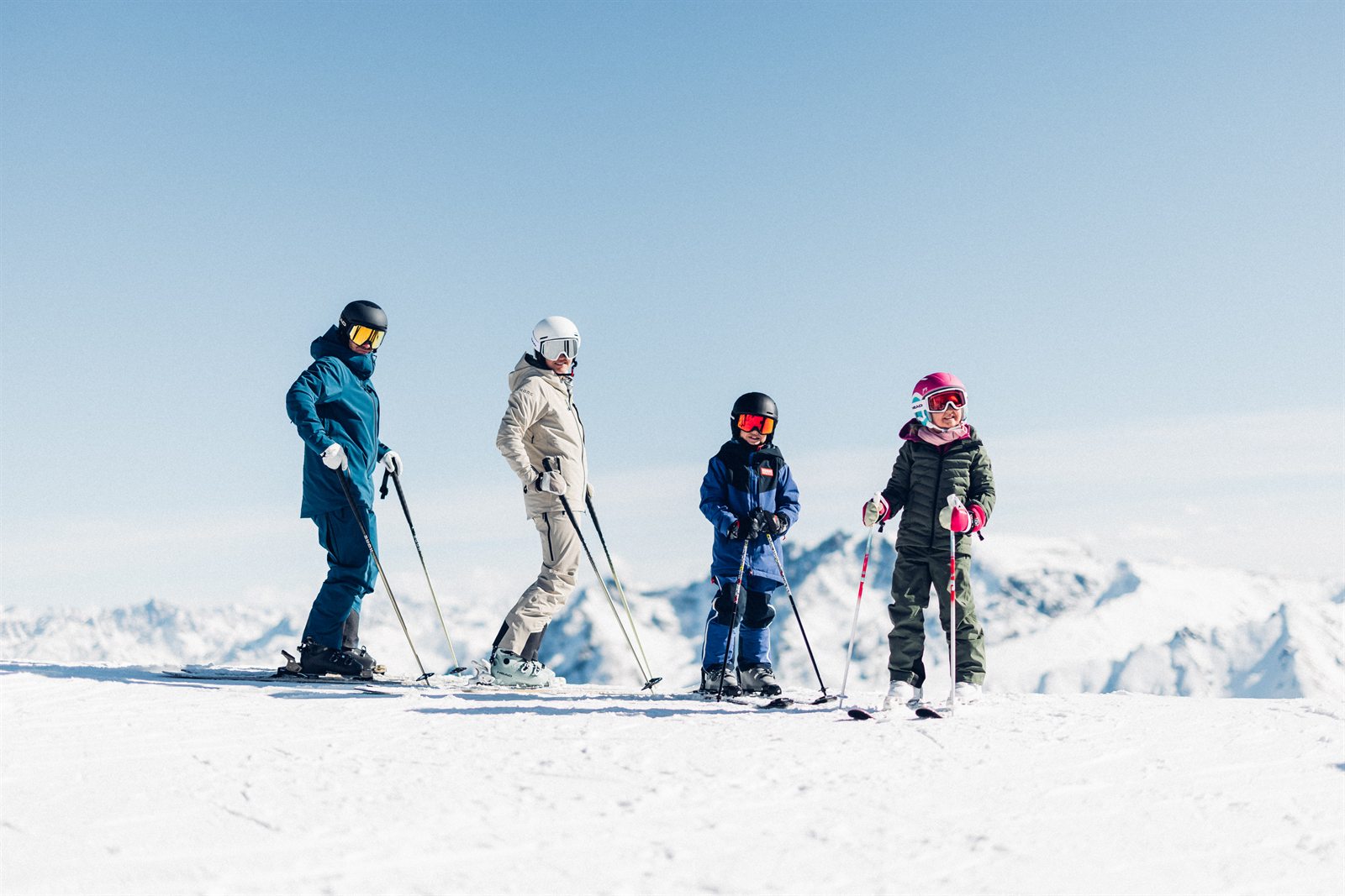Familie mit Skiausrüstung im Hoch-Ybrig